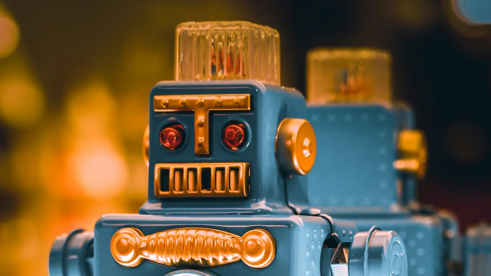 Zwei Blechroboter im Vintage-Stil als Sinnbild für KI-Modelle und die llms.txt-Datei