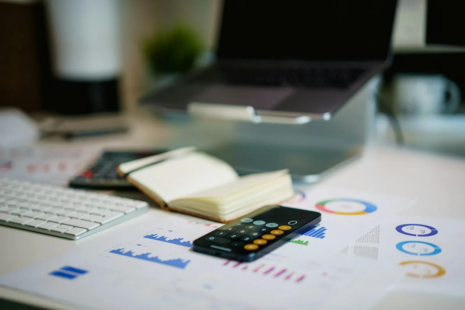 Finanzreport mit Balkendiagrammen und Datentabellen auf einem Schreibtisch